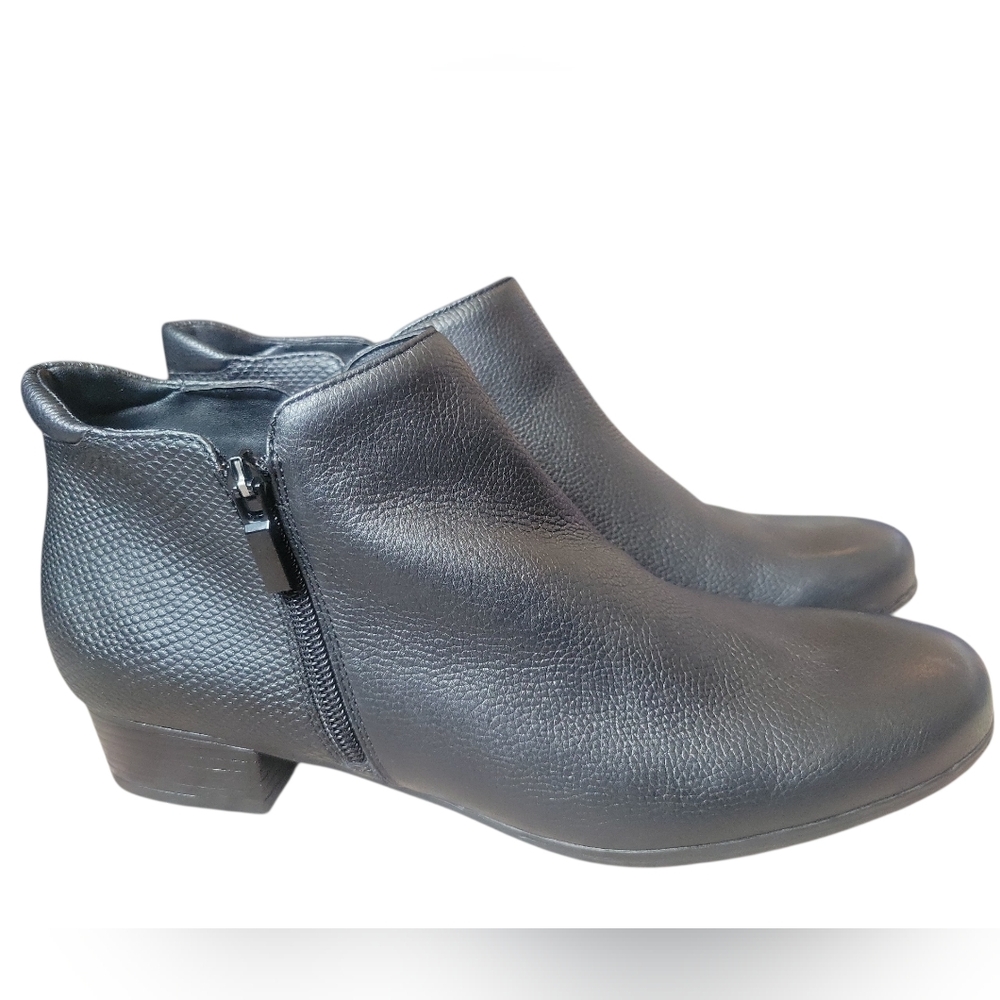 Trotters Black Leather Ankle Booties with Side Zip